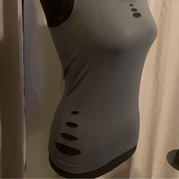 NWT Ladies Tank   - Picture 2 of 6